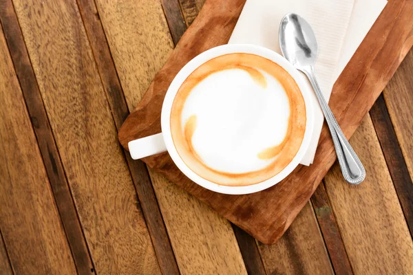 Taza de café con leche sobre mesa de madera — Foto de Stock