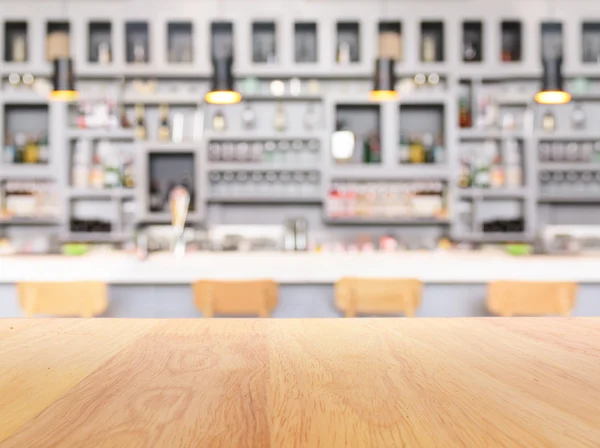 Retro bar counter şişelerde ile arka plan bulanık