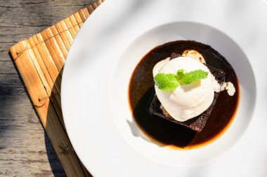 Sıcak çikolata ve vanilyalı dondurma ile çikolatalı kek