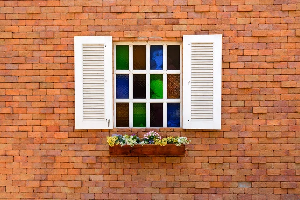 Vintage ventana de madera blanca en la pared de ladrillo — Foto de Stock