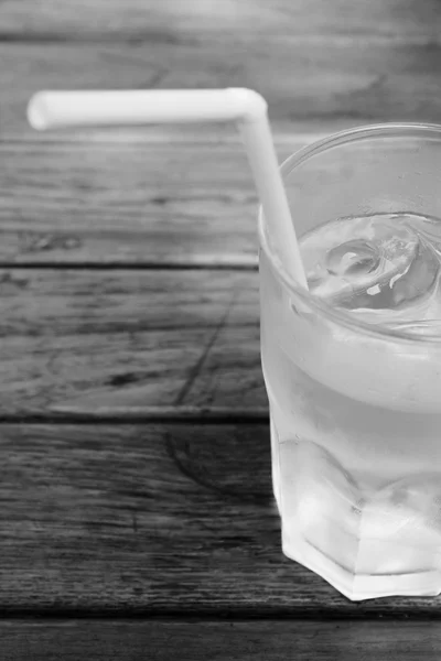 Склянка води і льоду — стокове фото