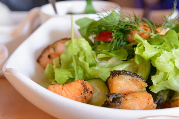 Insalata di salmone alla griglia — Foto Stock