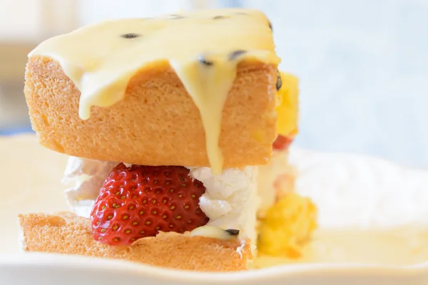 Torta alla meringa alla fragola — Foto Stock