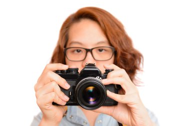 Asyalı kadın alarak fotoğraf Vintage Slr fotoğraf makinesi kullanma