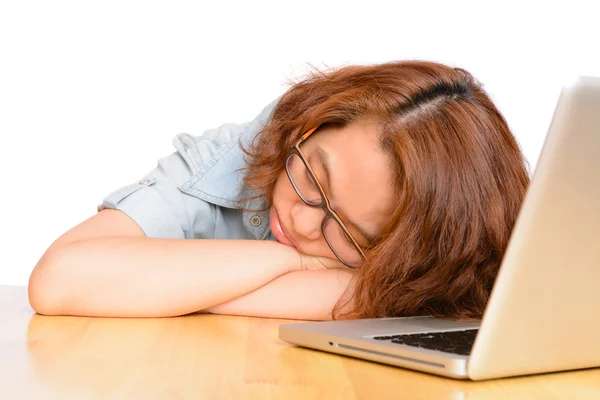 Cansado durmiendo asiático mujer en oficina escritorio —  Fotos de Stock