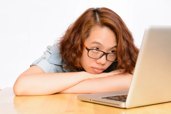 Cansado durmiendo asiático mujer en oficina escritorio —  Fotos de Stock