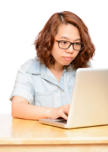 Asia mujer trabajando con ordenador portátil —  Fotos de Stock