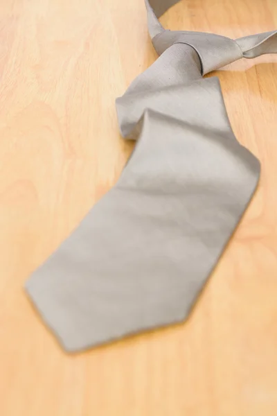 Srebrny krawat na drewnianym stole tło — Zdjęcie stockowe
