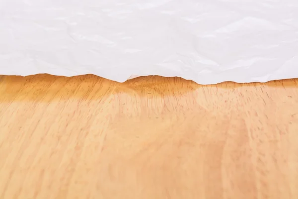 Papel arrugado sobre mesa de madera —  Fotos de Stock