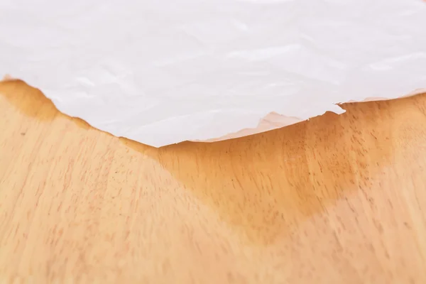Pognieciony papier na drewnianym stole — Zdjęcie stockowe
