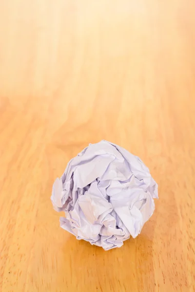 Pelota de papel arrugada sobre mesa de madera —  Fotos de Stock