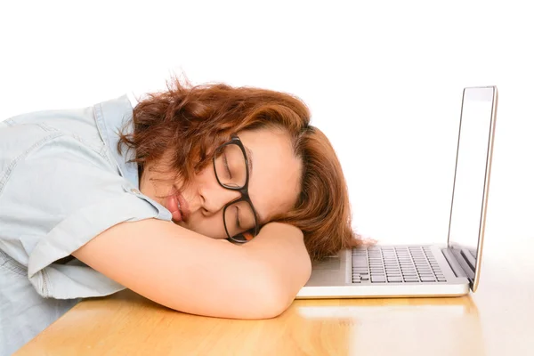 Müde schlafen asiatische Frau auf Büro Schreibtisch — Stockfoto