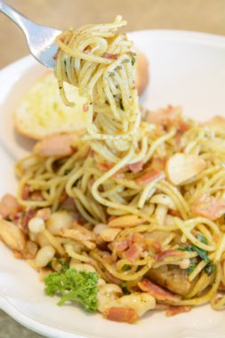 Acılı spagetti pastırma ve acı biber yeme