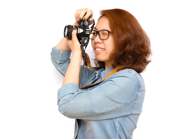 Aziatische vrouw nemen foto met behulp van vintage Slr camera — Stockfoto