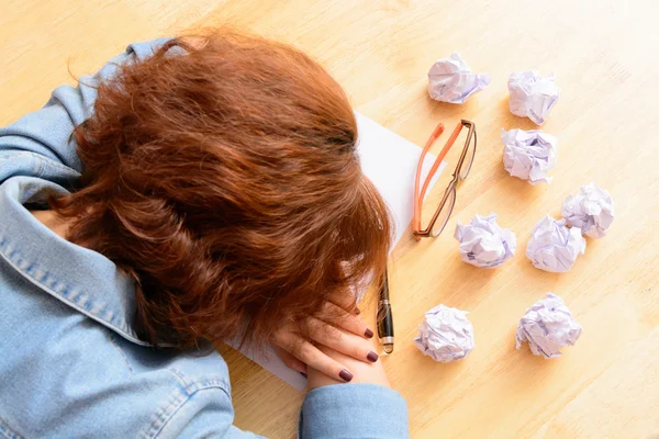 Mujer cansada pensando y escribiendo papel —  Fotos de Stock