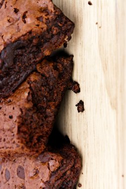 Ahşap masa üzerinde çikolatalı kek
