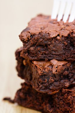 Ahşap masa üzerinde çikolatalı kek