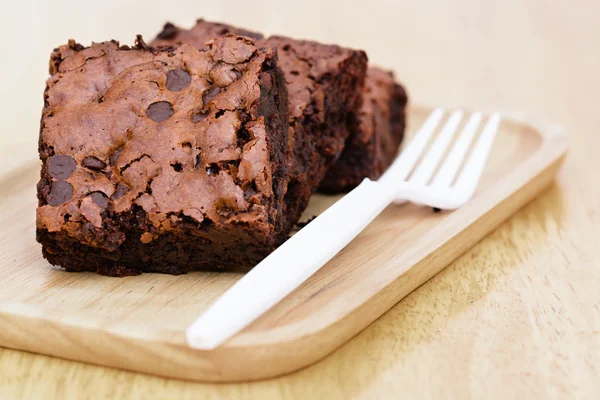 Bolinho de chocolate na mesa de madeira — Fotografia de Stock