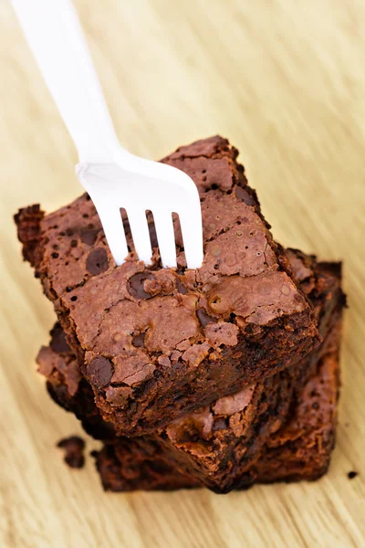 Brownie de chocolate en mesa de madera — Foto de Stock