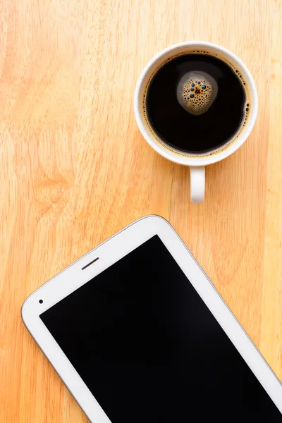 Café negro y tableta sobre mesa de madera —  Fotos de Stock