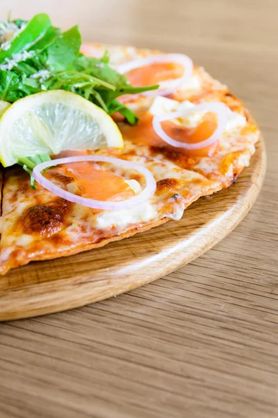Füme somon pizza — Stok fotoğraf