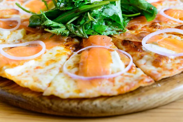 Gerookte zalm pizza — Stockfoto