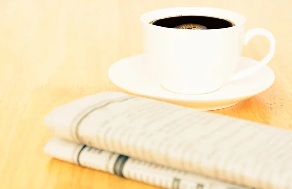 コーヒーと木製のテーブルの上の新聞のビンテージの外観 — ストック写真