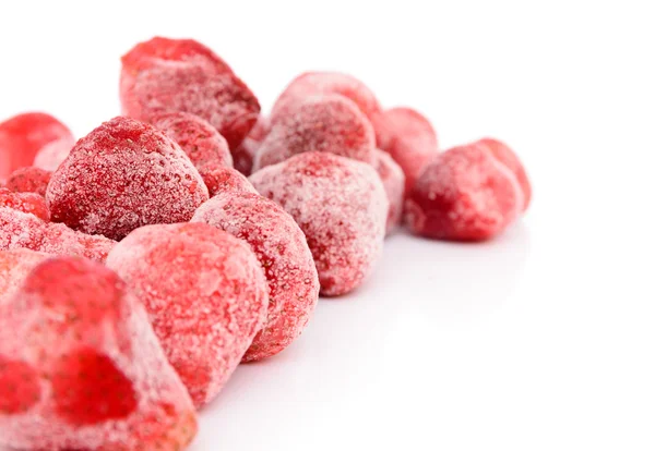 冻结在白色背景上的草莓 — 图库照片