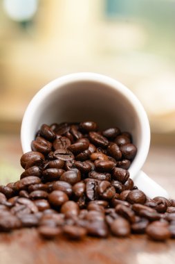 Kahve çekirdekleri fincan pencere tarafından ahşap tablo