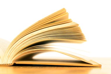 Ahşap masa pencere yanında klasik kitap