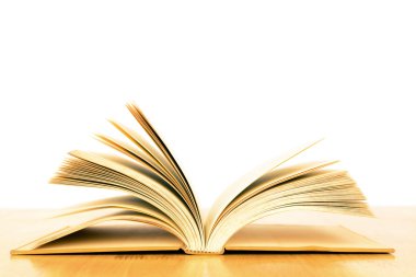 Ahşap masa pencere yanında klasik kitap