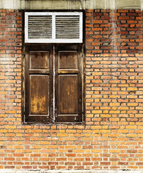 Винтажное деревянное окно на кирпичной стене — стоковое фото