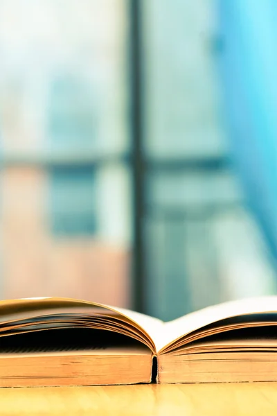 Livre vintage sur table en bois à côté de la fenêtre — Photo