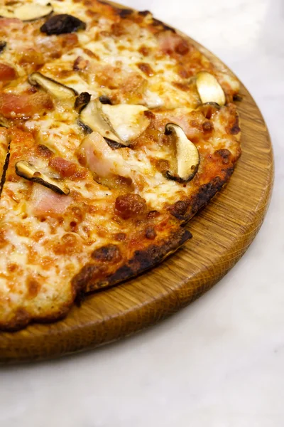 Szynka pizza z pieczarkami — Zdjęcie stockowe