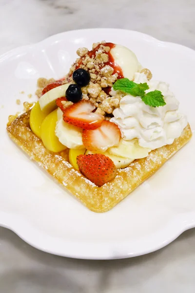 Fruit and ice cream waffle — Stock Photo, Image