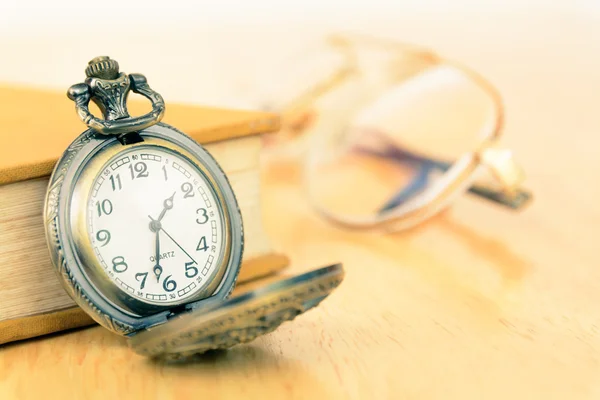 Vintage viejo reloj de bolsillo y libro — Foto de Stock