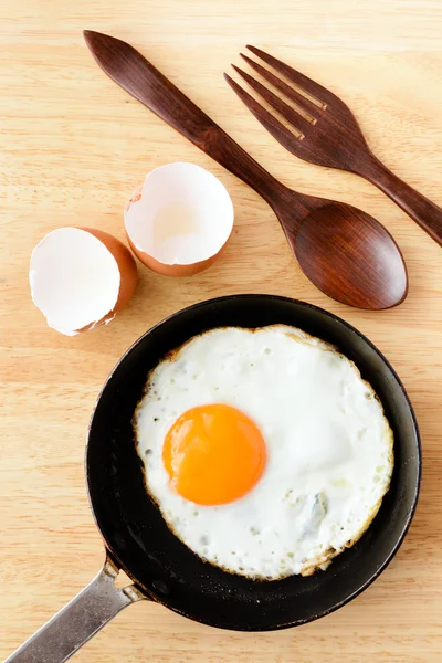 Gebakken ei in pan — Stockfoto