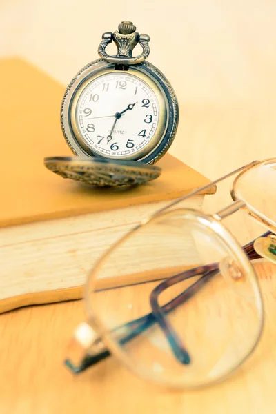 Vintage relógio de bolso velho e livro — Fotografia de Stock