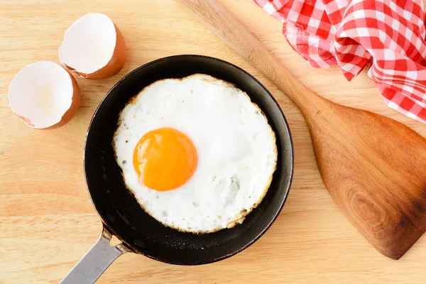 Gebakken ei in pan — Stockfoto