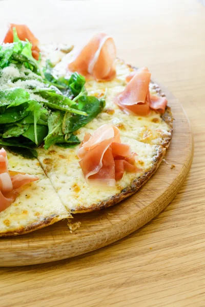 Parma skinka pizza — Stockfoto