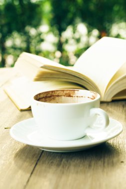 Kahve molası ve Bahçe ahşap tablo açık kitap