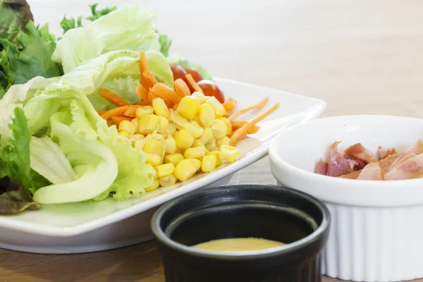 Salada de presunto na mesa de madeira — Fotografia de Stock