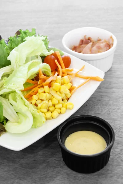 Salada de presunto na mesa de madeira — Fotografia de Stock