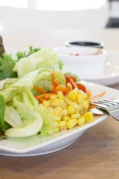 Salada de presunto na mesa de madeira — Fotografia de Stock