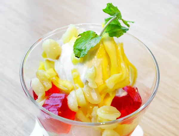 Coconut ice cream with tropical fruit — Stock Photo, Image