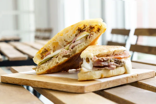 Кубинский сэндвич с ветчиной — стоковое фото