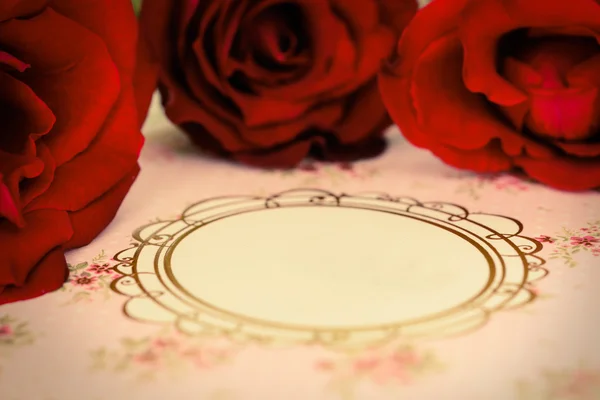 Rosa roja en la tarjeta de boda en blanco — Foto de Stock