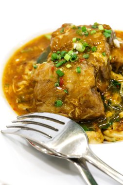 Çin noodle baharatlı domuz kaburga