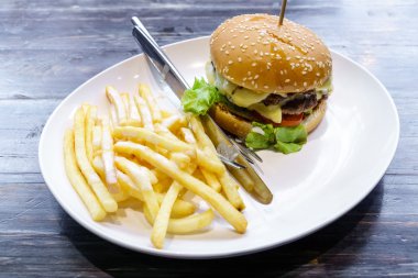 Çift peynirli burger ve Fransız kızarmış