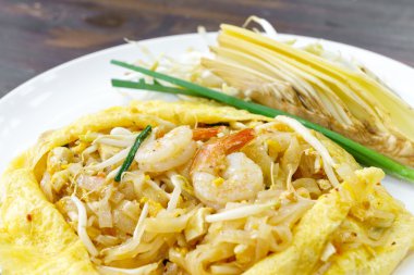 Tayland pirinç noodle ile Keçe Tay karides